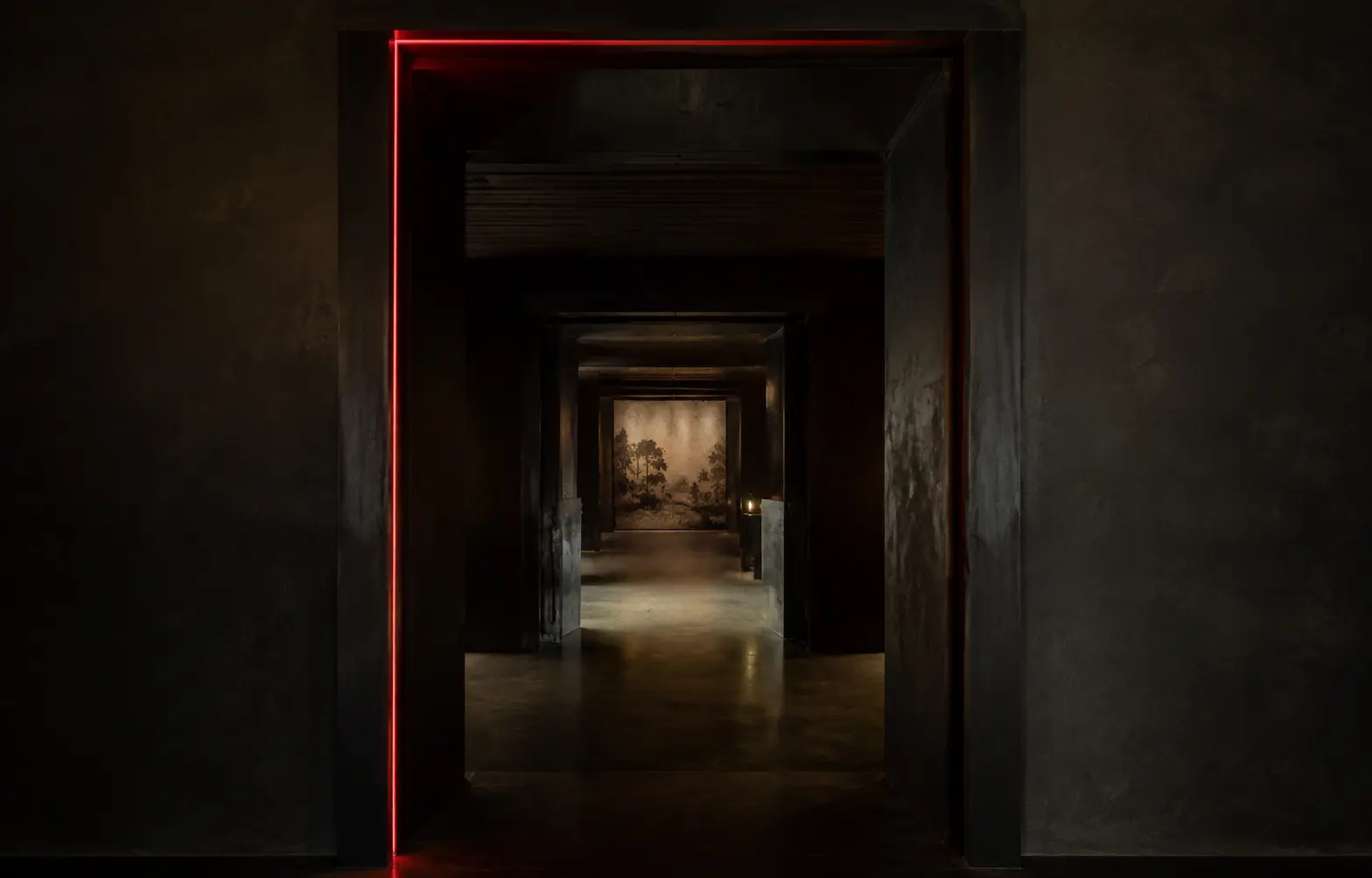 Umbral escenográfico oscuro atravesado por una línea de luz roja